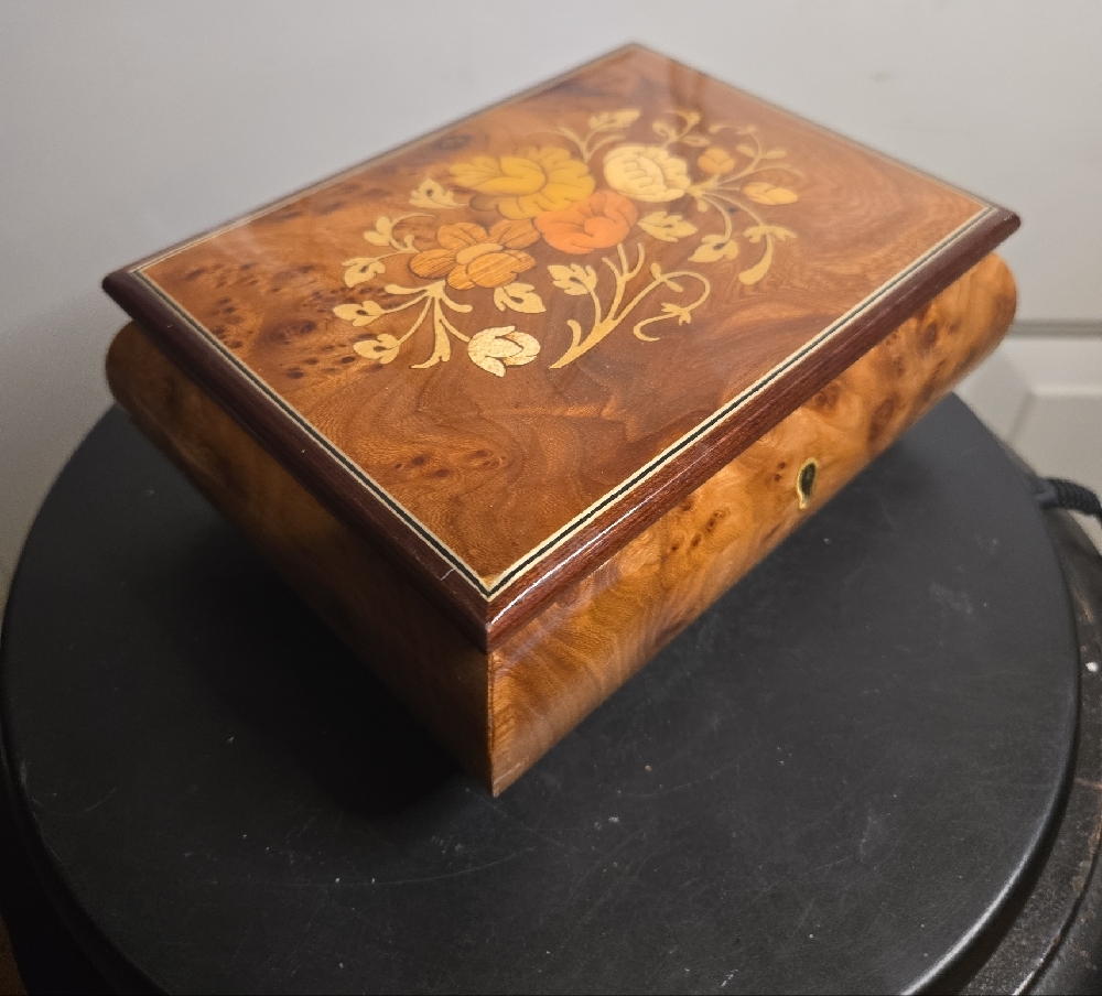 Reuge Inlaid Floral Wooden Music Box with Brass Accents Made In Italy - Picture 2 of 10